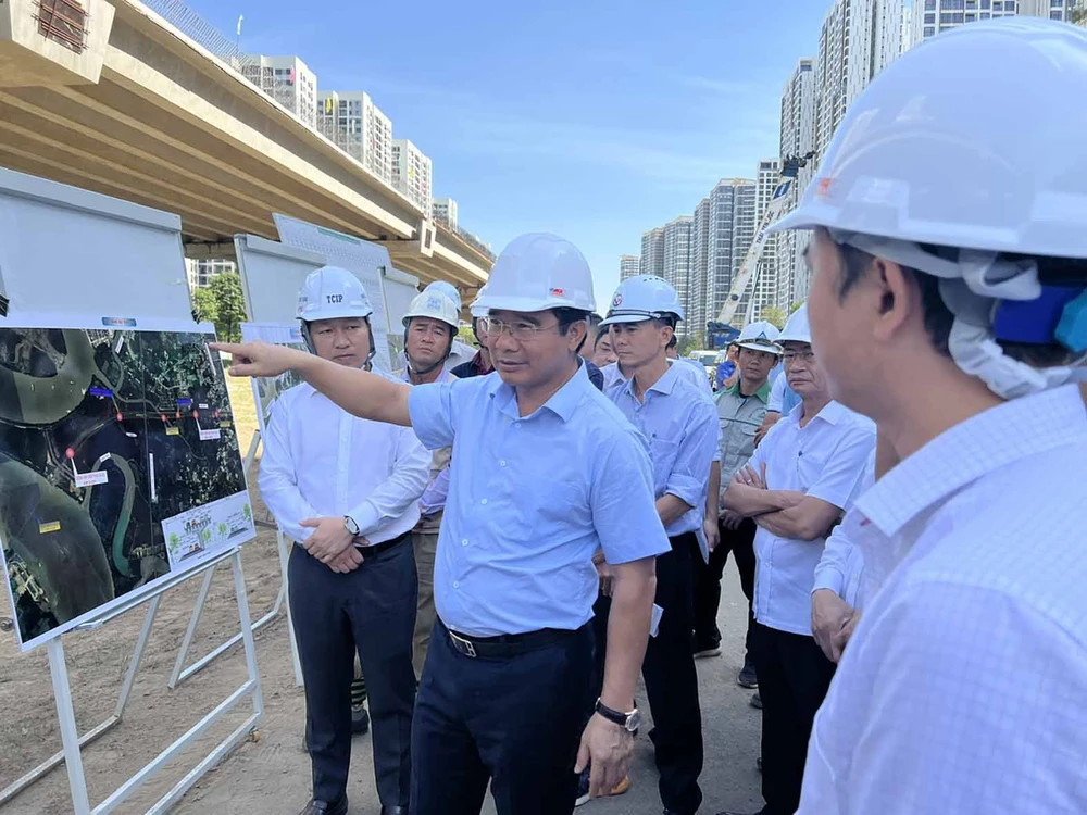 Chủ tịch UBND TPHCM Nguyễn Văn Được kiểm tra tiến độ thi công nút giao An Phú, TP Thủ Đức $5b.jpg