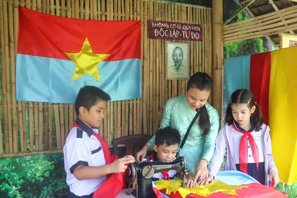 Trải nghiệm may cờ giải phóng. Ảnh: CẨM TUYẾT O3b.jpg
