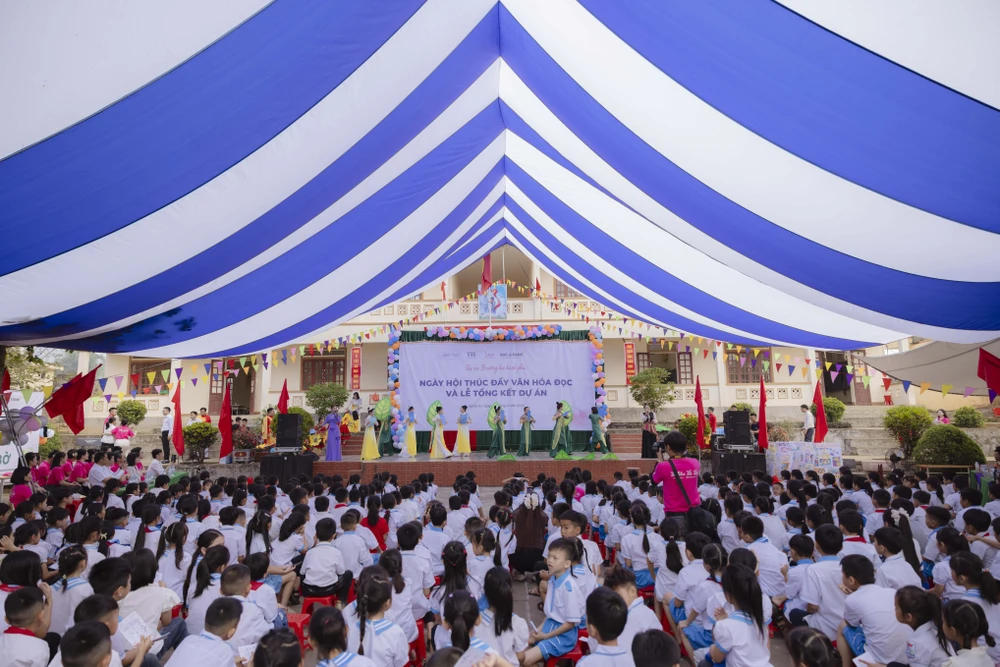Quỹ Vì tầm vóc Việt tổ chức Ngày hội thúc đẩy văn hóa đọc tại Nghệ An 1. Quy Vi Tam Voc Viet to chuc Ngay hoi thuc day van hoa doc tai Nghe An.jpg