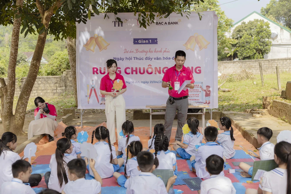 Học sinh tham gia ngày hội đọc sách tại Quỳ Hợp 6. Hoc sinh tham gia ngay hoi doc sach tai Quy Hop.jpg