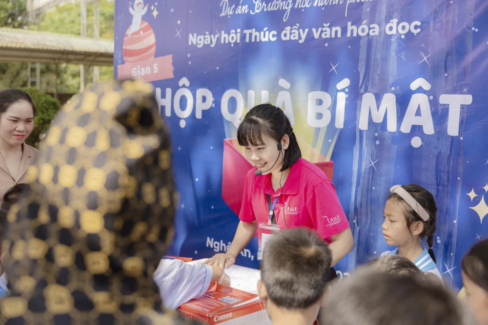 Tình nguyện viên Công ty Mía đường Nghệ An NASU tại ngày hội 7. Tinh nguyen vien Cong ty mia duong Nghe An NASU tai ngay hoi.jpg