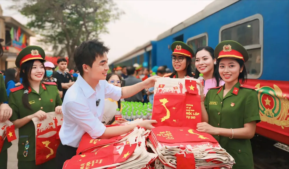 Bạn trẻ Đinh Xuân Dương tặng túi xách cho chiến sĩ Học viện Cảnh sát nhân dân xuất quân tham dự Lễ kỷ niệm 50 năm Ngày Giải phóng miền Nam, thống nhất đất nước W4b.jpg