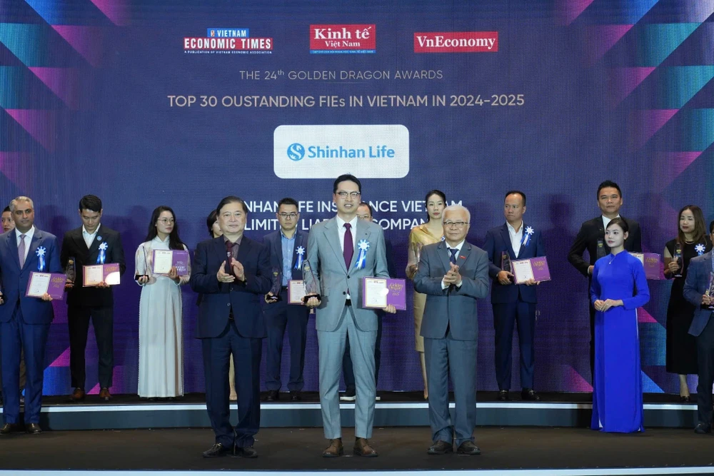 Ông Bae Seung Jun, Tổng Giám đốc Shinhan Life Việt Nam (giữa) vinh dự nhận giải thưởng Rồng Vàng 2025 Ông Bae Seung Jun - Tổng Giám đốc Shinhan Life Việt Nam (giữa) vinh dự nhận giải thưởng Rồng Vàng 2025.jpg