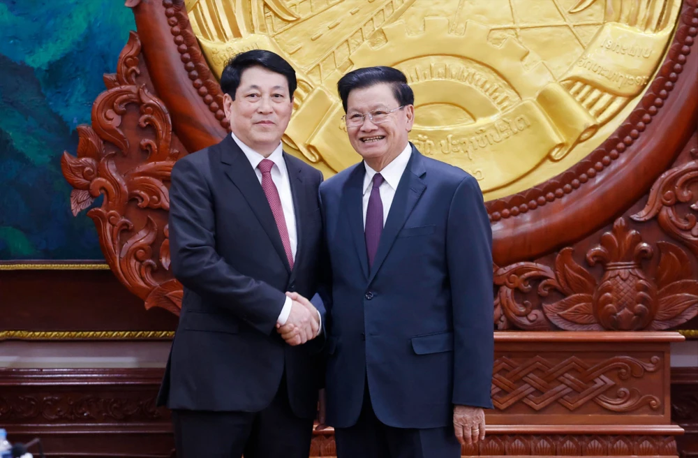 Chủ tịch nước Lương Cường và Tổng Bí thư, Chủ tịch nước Lào Thongloun Sisoulith. Ảnh: TTXVN Y1g.jpg