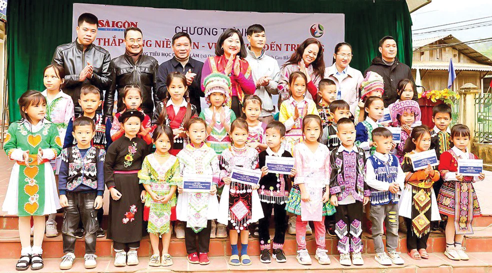 Đoàn công tác Báo SGGP trao học bổng đến học sinh Trường Tiểu học Quảng Lâm, xã Quảng Lâm, huyện Bảo Lâm, tỉnh Cao Bằng. Ảnh: QUANG PHÚC 79a.jpg
