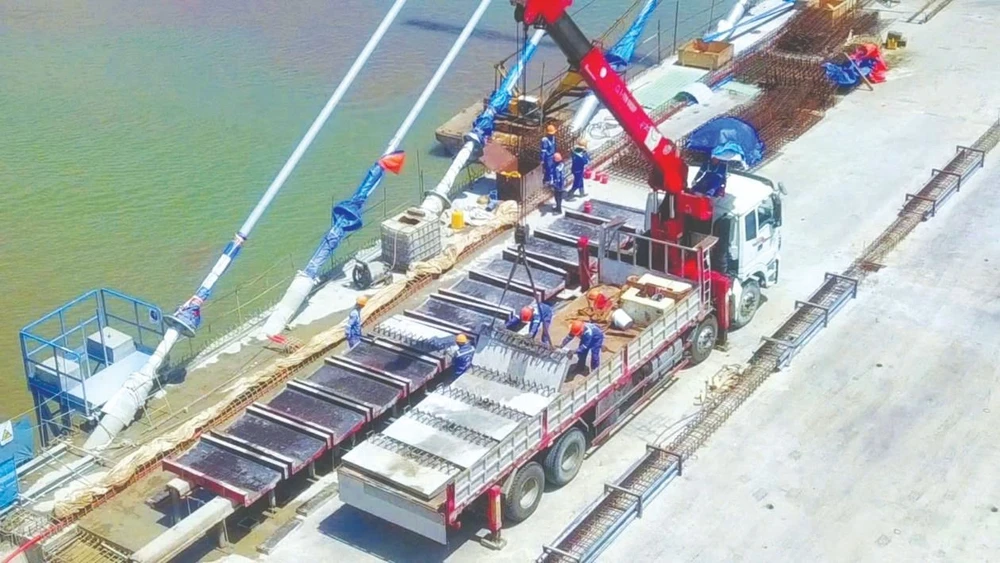 Nhộn nhịp thi công trên công trình Dự án cầu Rạch Miễu 2. Ảnh: NGỌC PHÚC A1L.jpg