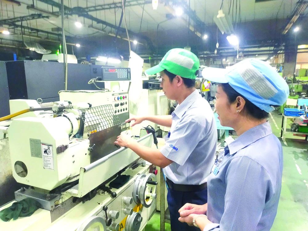 កម្មករនៃក្រុមហ៊ុន Juki Vietnam Co., Ltd. រូបថត៖ ហុង ហៃ A1m.jpg