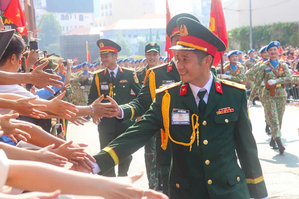 Các chiến sĩ QĐND Việt Nam bắt tay nồng nhiệt với người dân. Ảnh: CẨM TUYẾT A3a.jpg