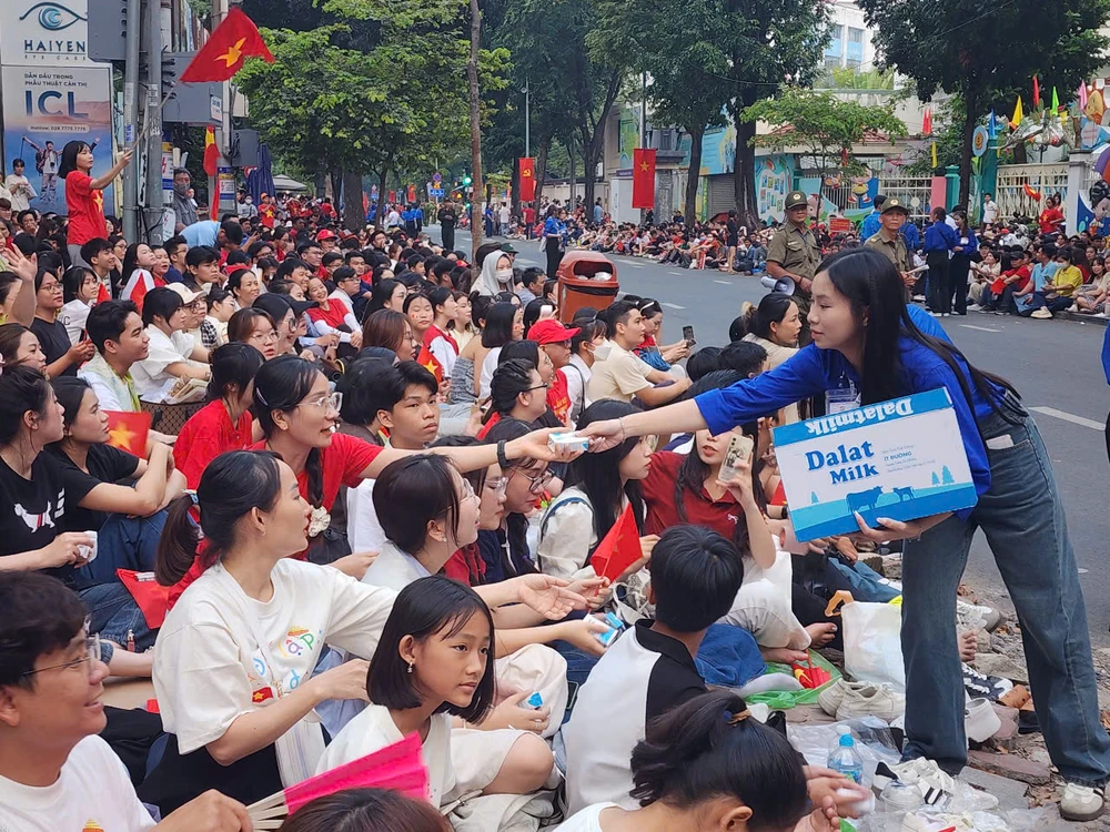Sau nhiều giờ “cắm trại, giữ chỗ”, ai cũng phấn khởi khi được tiếp sức từ hộp sữa đến chai nước ad-4nxej4fw2fylslysrsnpzznqzqypusaetgnchuwdi4gosws3ph8yohfkluvqo6p3i3duc2rdym2p4yqhigry8vkkckhjua1vzflerrgxys1jr6wvfsybyuw2lzurfi4qnrwcwwwqsvw-2700.jpg