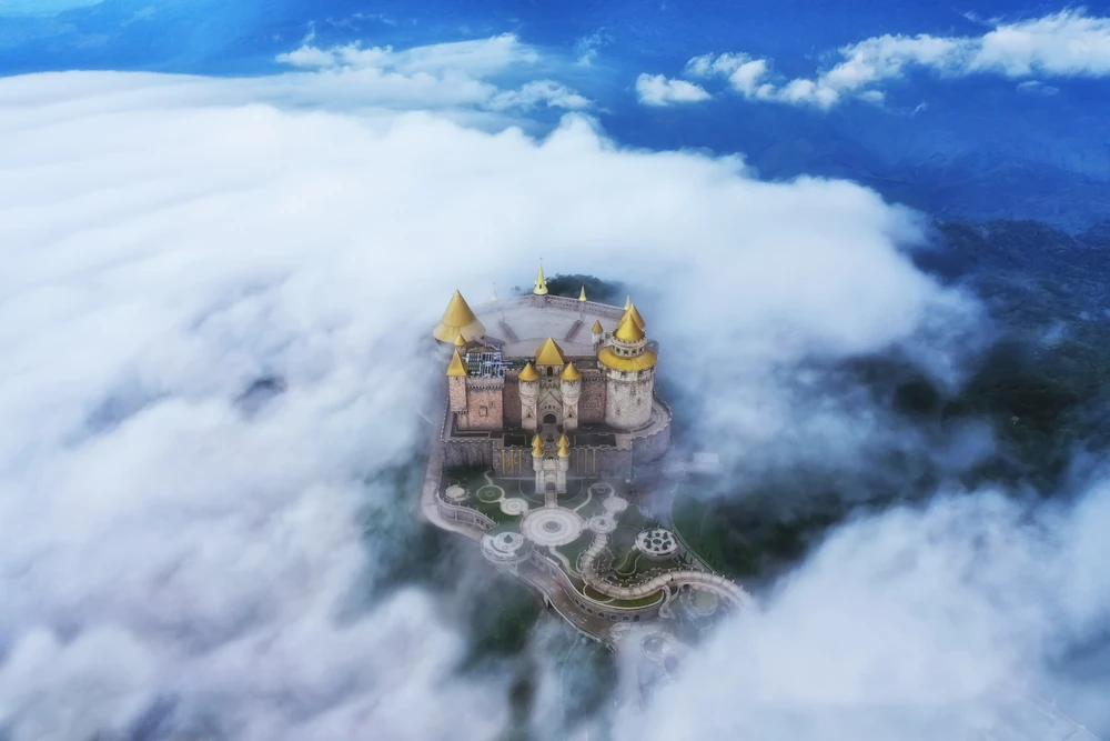 Lâu đài Mặt trăng - một trong những điểm nhấn hút khách tại Sun World Ba Na Hills Lâu đài Mặt trăng.jpg