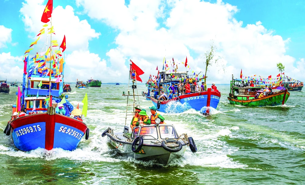 Bộ đội Biên phòng TPHCM bảo vệ an toàn lễ hội Nghinh Ông, Cần Giờ, TPHCM. Ảnh: QUANG HUY G1a.jpg