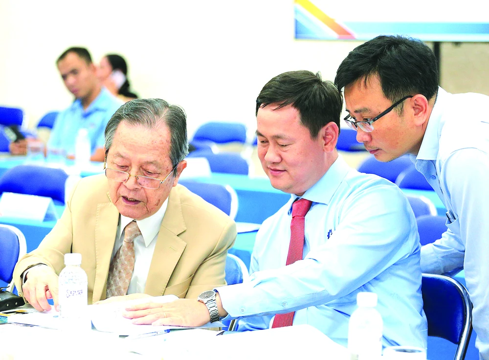 GS-TS Đặng Lương Mô trao đổi với các giảng viên về thiết kế vi mạch. Ảnh: QUANG HUY G1g.jpg