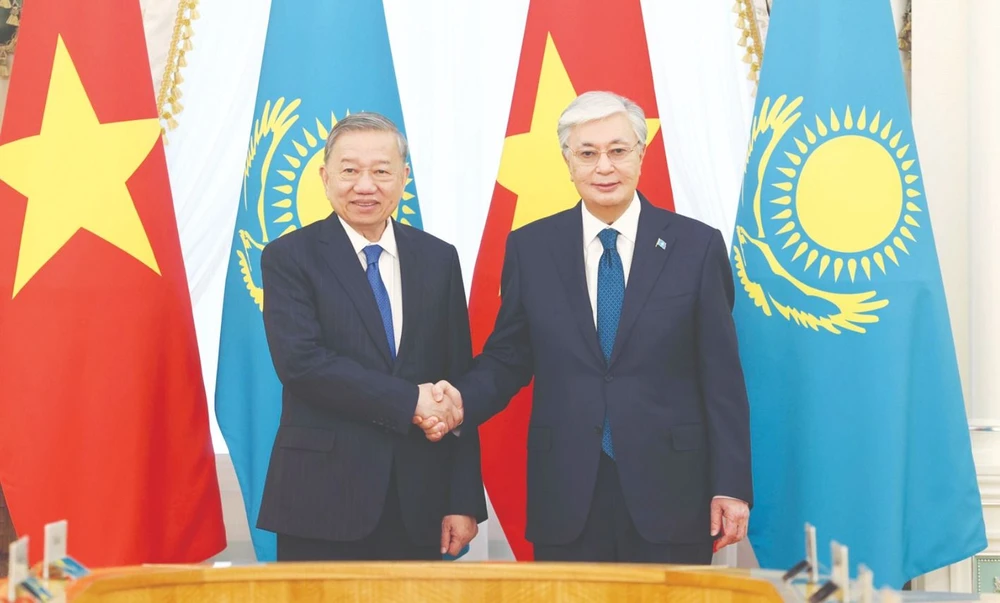 Tổng Bí thư Tô Lâm và Tổng thống Kazakhstan Kassym-Jomart Tokayev chụp ảnh chung trước hội đàm cấp Nhà nước, sáng 6-5. Ảnh: TTXVN G1H.jpg