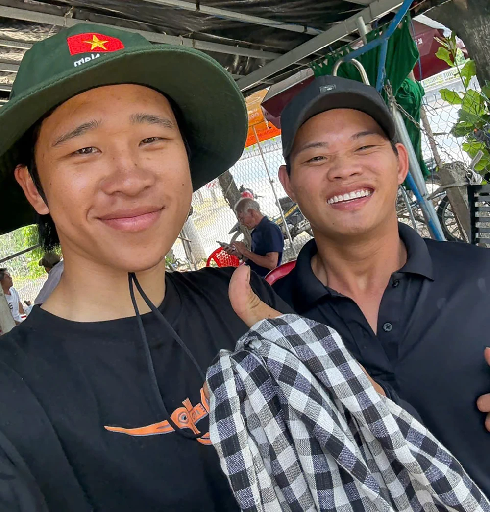 Quang Hà và Viết Quân tình cờ gặp nhau khi cả hai gần đến Quy Nhơn G6a.jpg