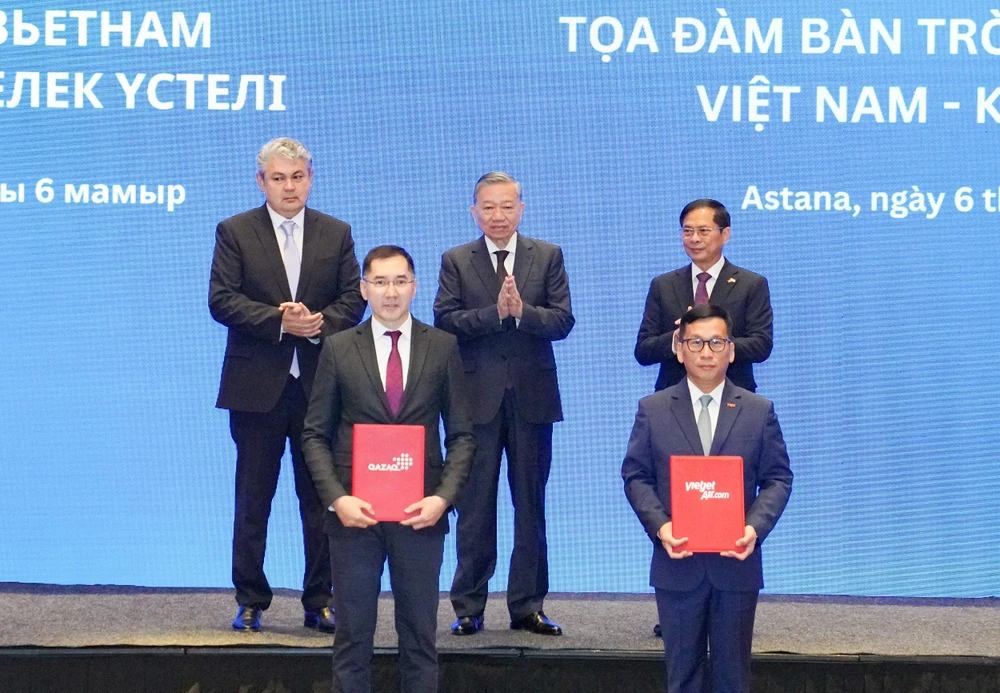 Tổng Giám đốc Vietjet Đinh Việt Phương và Tổng Giám đốc Qazaq Air Adilbek Umraliyev trao thỏa thuận hợp tác, trước sự chứng kiến của Tổng Bí thư Tô Lâm, Phó Thủ tướng Kazakhstan Yermek Kosherbayev và Phó Thủ tướng, Bộ trưởng Ngoại giao Bùi Thanh Sơn Photo 3.jpg