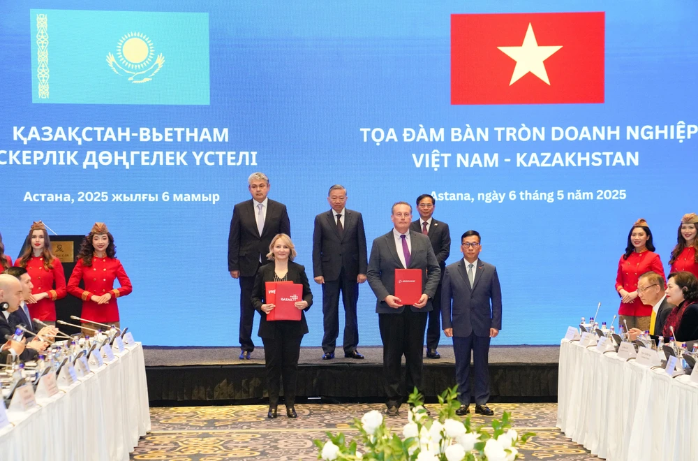 Tổng Giám đốc Vietjet Đinh Việt Phương, Chủ tịch Qazaq Air Andrew Cowen và bà Aysem Sargin, Giám đốc điều hành Boeing khu vực Thổ Nhĩ Kỳ và Trung Á, trao Thỏa thuận khung về hỗ trợ kỹ thuật cho đội tàu bay Boeing 737 trong tương lai Photo 8.jpg