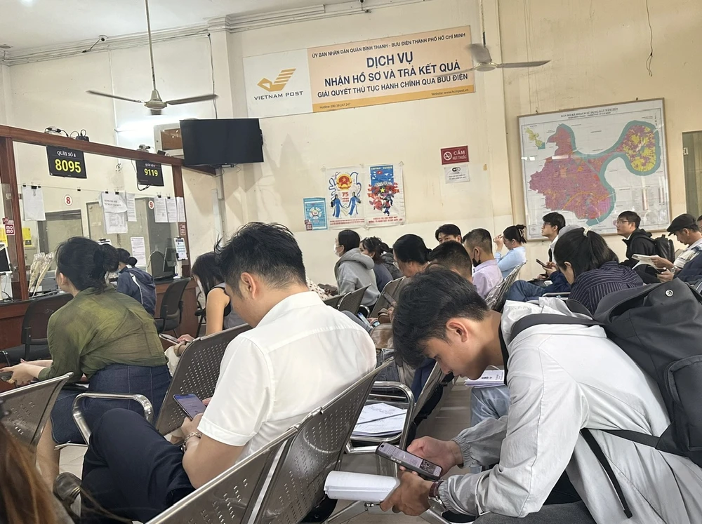 Người dân đến bộ phận một cửa UBND quận Bình Thạnh thực hiện thủ tục liên quan đến đất đai (ảnh chụp tháng 3-2025). Ảnh: Thanh Hiền I1e.jpg
