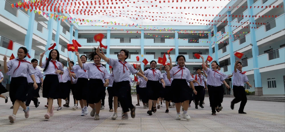 Học sinh Trường THCS Mạc Đĩnh Chi (quận Tân Bình) trong ngày khánh thành trường, cuối tháng 4-2025. Ảnh: THU TÂM I4c.jpg