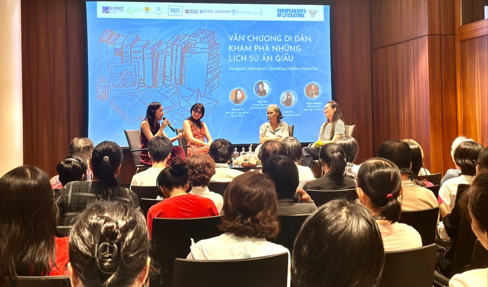 Các nhà văn: Vanessa Vũ, Cecile Pin và Anna Mọi (từ trái qua) tại chương trình giao lưu Văn chương di dân: Khám phá những lịch sử ẩn giấu I6A.jpg