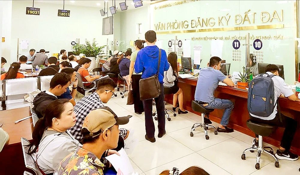 Người dân đến giao dịch đông đúc ở VPĐKĐĐ thành phố Thủ Đức trước thời điểm bảng giá đất mới có hiệu lực. Ảnh: ĐỨC TRUNG I7a.jpg