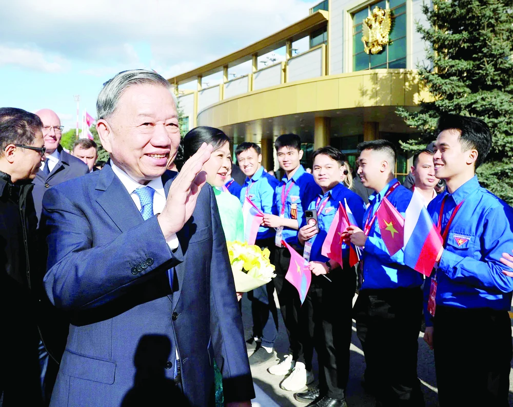 Đại diện cộng đồng, lưu học sinh Việt Nam tại Liên bang Nga đón Tổng Bí thư Tô Lâm và phu nhân tại sân bay Vnukovo 2, thủ đô Moskva. Ảnh: TTXVN i8a.jpg