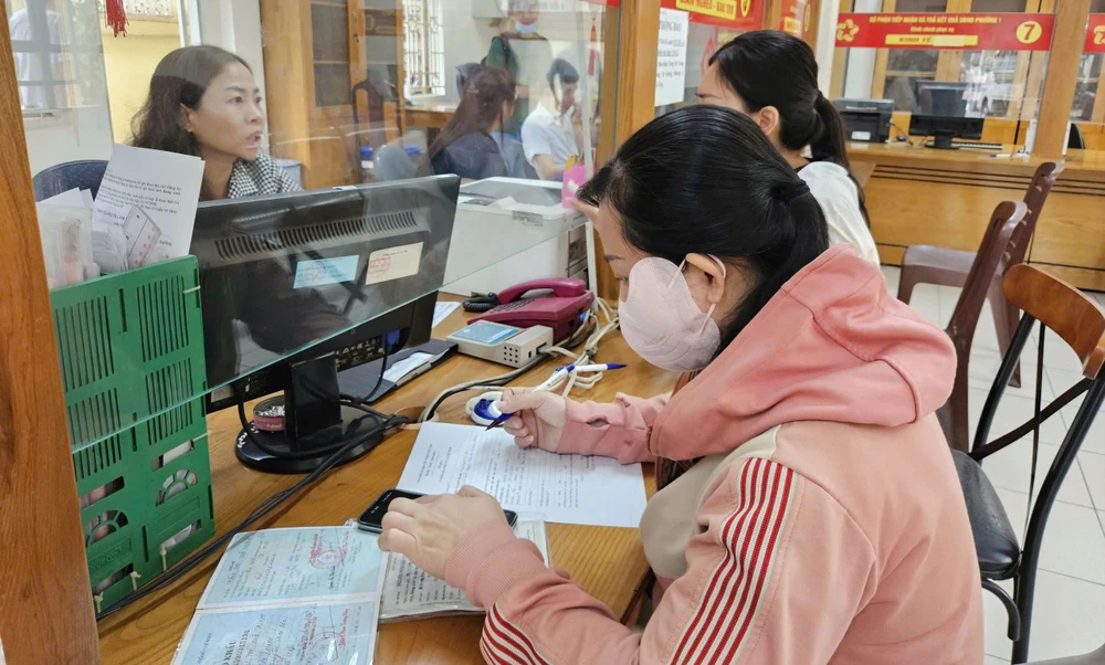 Người dân nộp hồ sơ làm thủ tục hành chính tại UBND phường 1, quận Gò Vấp. Ảnh: SỸ BÌNH M1a.jpg