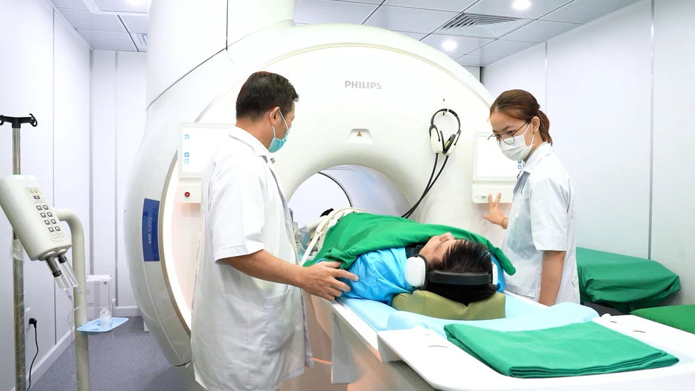 Cho Ray Hospital doctors prepare to perform CT scan on patient M1d.jpg