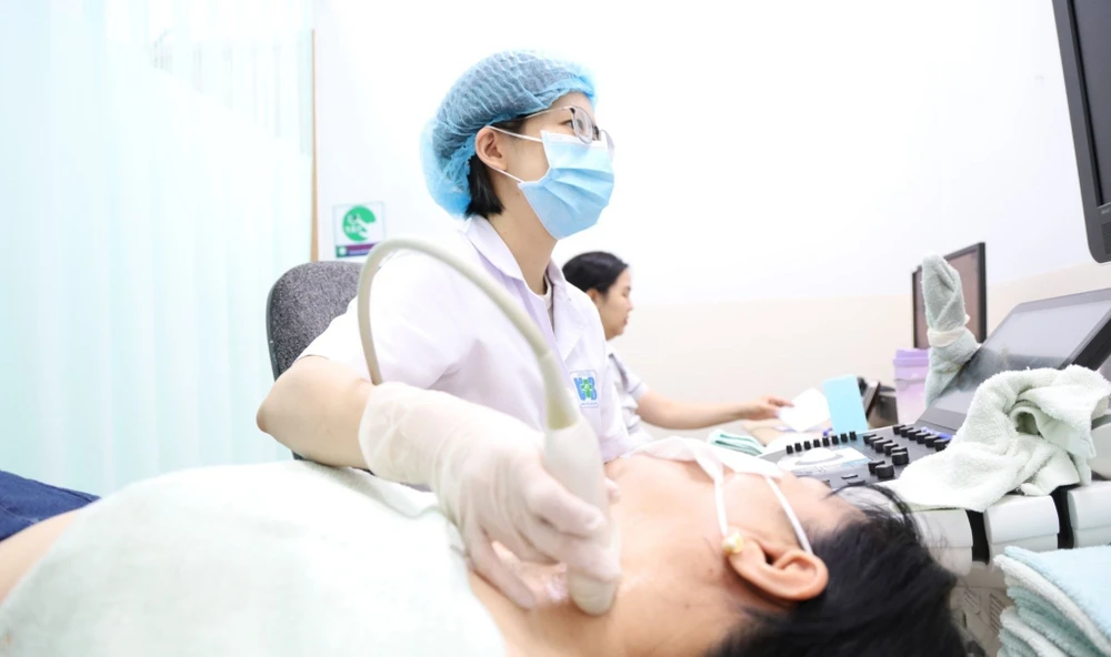 Doctors at Ho Chi Minh City Oncology Hospital are performing ultrasound on a patient. M4e.jpg