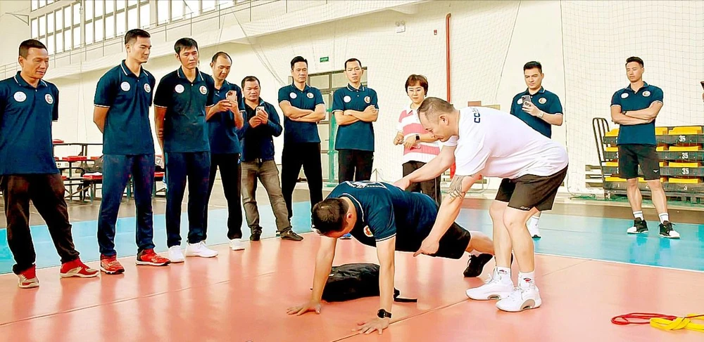 Chuyên gia thể lực Karl Lim thị phạm động tác cho các HLV bóng chuyền Việt Nam. Ảnh: P.MINH M6B.jpg