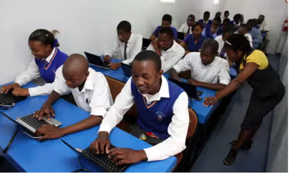 Một lớp học tại châu Phi sử dụng máy tính kết nối internet. Ảnh: Jeremy Glyn Photography/ Guardian M8A.jpg