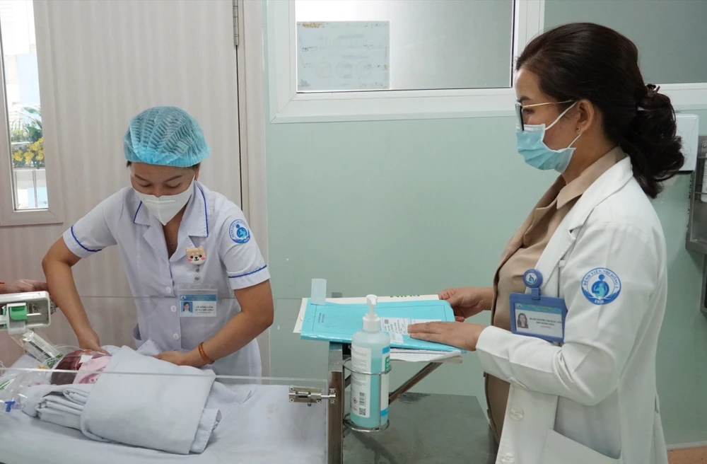 Bác sĩ Nguyễn Thị Ngọc Anh thăm khám cho trẻ điều trị tại Trung tâm tầm soát và điều trị bệnh lý võng mạc trẻ sinh non O1c.jpg