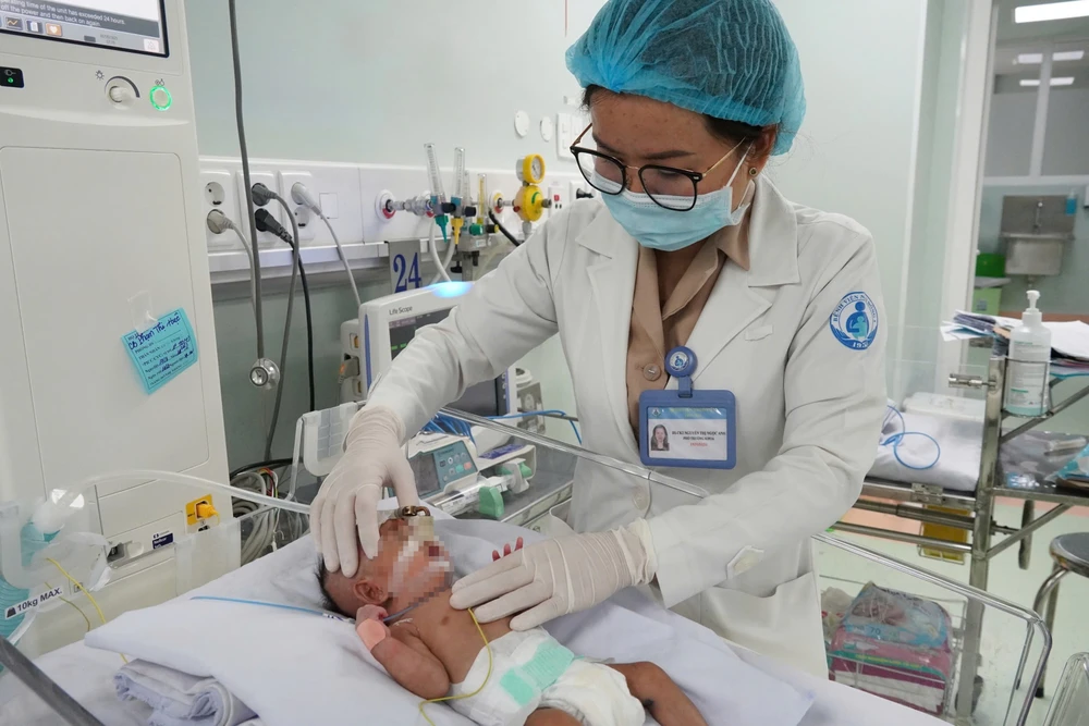 Bác sĩ Nguyễn Thị Ngọc Anh thăm khám cho trẻ điều trị tại Trung tâm tầm soát và điều trị bệnh lý võng mạc trẻ sinh non. Ảnh: PHƯƠNG UYÊN O3d.jpg