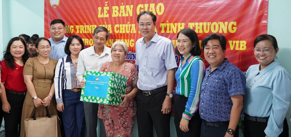 Đại diện Ủy ban MTTQ Việt Nam TPHCM bàn giao nhà tình thương cho người dân ở quận 8, TPHCM. Ảnh: ĐÔNG SƠN O4a.jpg