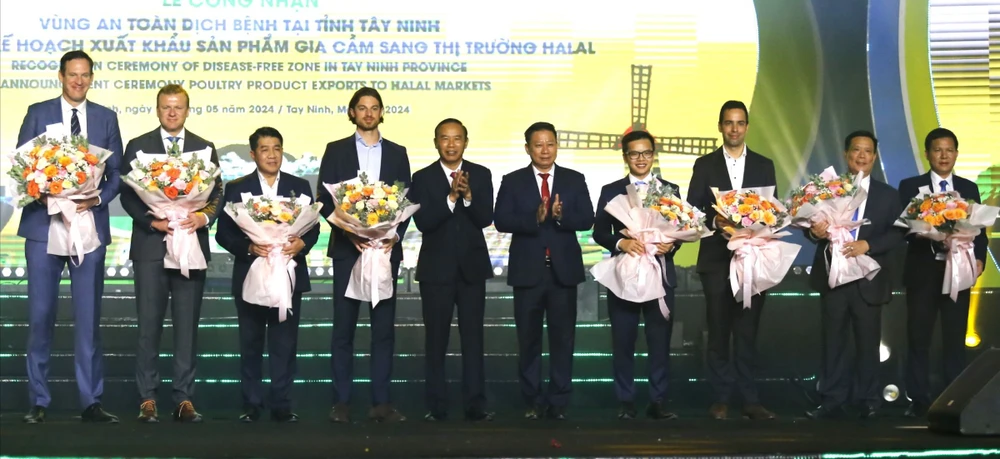 Lãnh đạo tỉnh Tây Ninh tặng hoa cho các nhà đầu tư vào Khu chăn nuôi CNC của Tập đoàn Hùng Nhơn. Ảnh: VĂN PHONG O5A.jpg