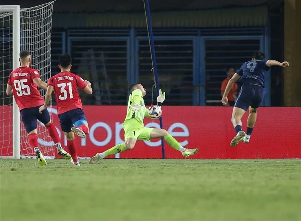 Thủ môn Nguyễn Filip có trận đấu đầy vất vả trước Buriram United. Ảnh: QUYẾT THẮNG O6b.jpg