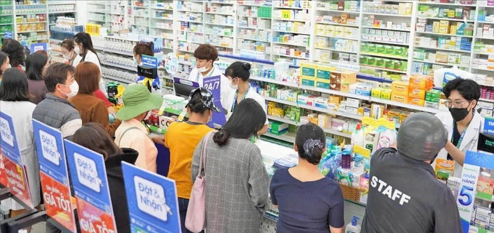 Người dân mua thuốc và các sản phẩm bảo vệ sức khỏe tại chuỗi nhà thuốc Pharmacity O9a.jpg