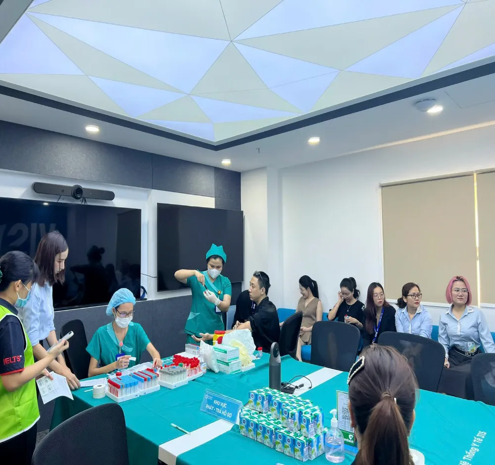 Điều dưỡng phòng khám đang công tác lấy máu ngoại viện tại Doanh Nghiệp Picture2.png