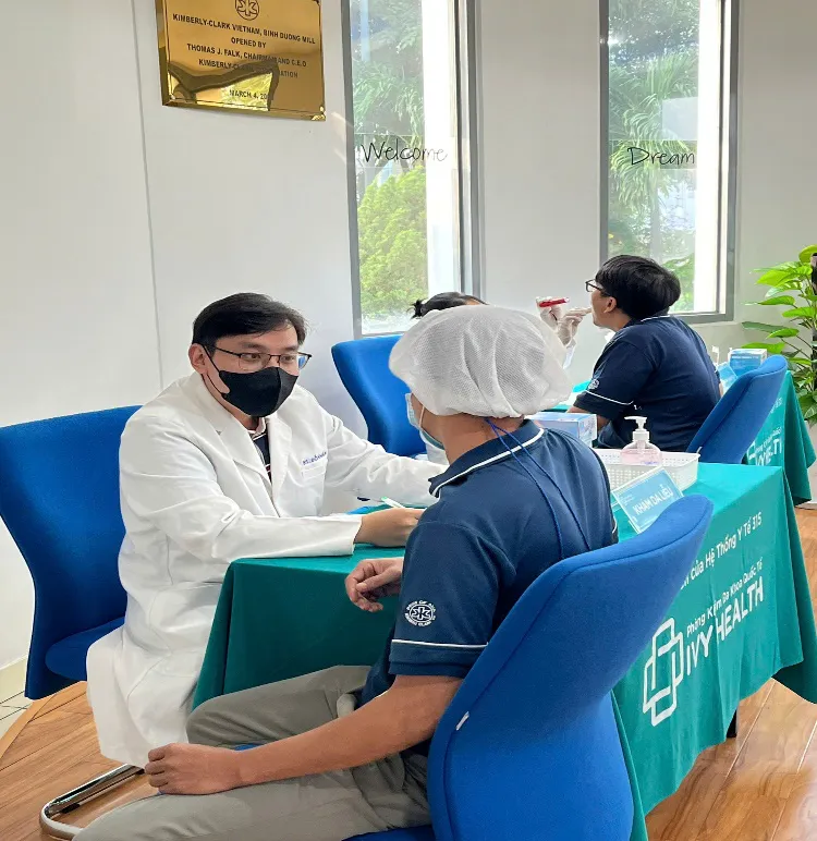 Bác sĩ Ivy Health đang thăm khám sức khỏe cho khách đoàn ngoại viện Picture4.png