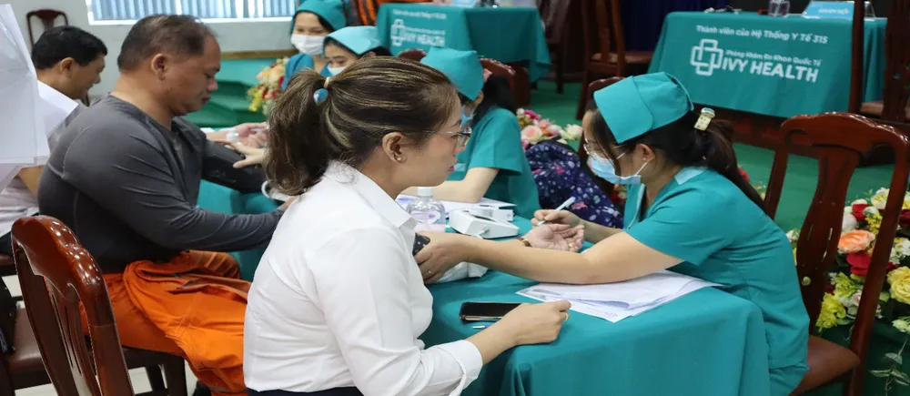 Điều dưỡng Ivy Health đang đo sinh hiệu cho khách khám sức khoẻ ngoại viện Picture5.png