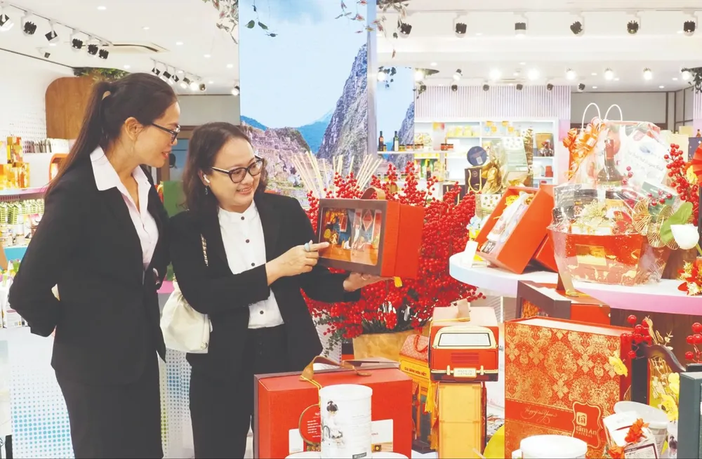 Khách hàng và doanh nghiệp tham quan triển lãm hàng hóa xuất khẩu tại Trung tâm Xúc tiến thương mại và đầu tư TPHCM. Ảnh: Hoàng Hùng U1a.jpg