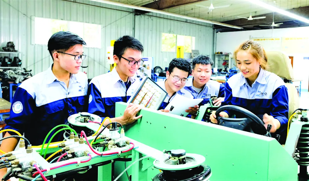 Sinh viên ngành Công nghệ ô tô Trường Đại học Sư phạm Kỹ thuật TPHCM trong giờ học thực hành. Ảnh: THANH HÙNG U1e.jpg