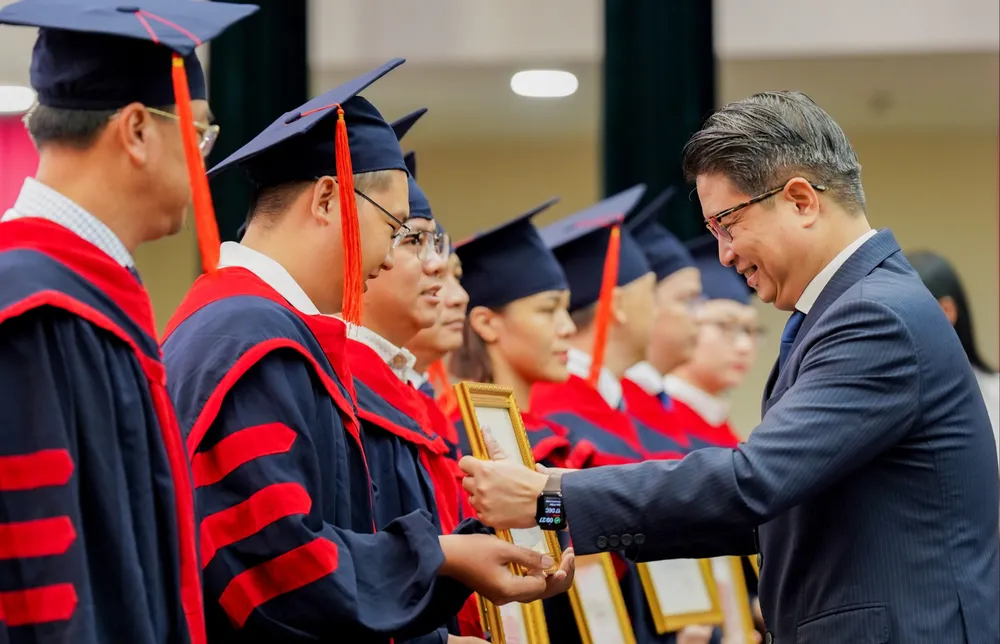 Trường ĐH Kinh tế Tài chính TPHCM trao bằng thạc sĩ cho các học viên cao học U4b.jpg