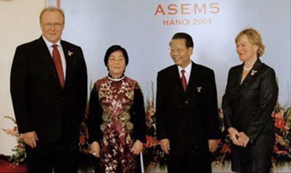 Chủ tịch nước Trần Đức Lương và phu nhân đón Thủ tướng Thụy Điển Goran Persson và phu nhân tham dự lễ khai mạc Hội nghị cấp cao Á - Âu lần thứ 5 (ASEM 5), được tổ chức tại Hà Nội. Ảnh: TTXVN W3e.jpg