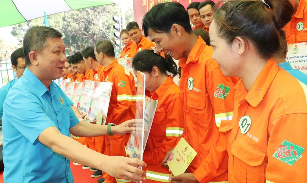 Tổ chức Công đoàn TPHCM chăm lo công nhân có hoàn cảnh khó khăn. Ảnh: THÁI PHƯƠNG W4b.jpg