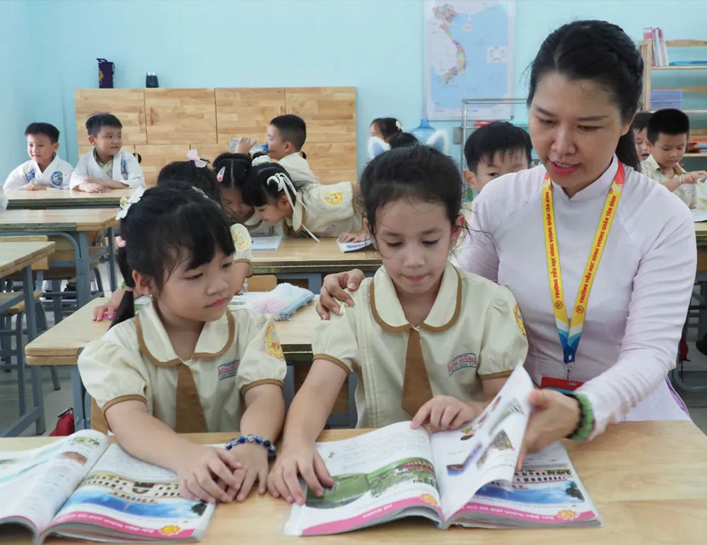 Học sinh Trường Tiểu học Hùng Vương (quận Tân Bình, TPHCM) trong giờ học vào tháng 4-2025. Ảnh: THU TÂM W4c.jpg