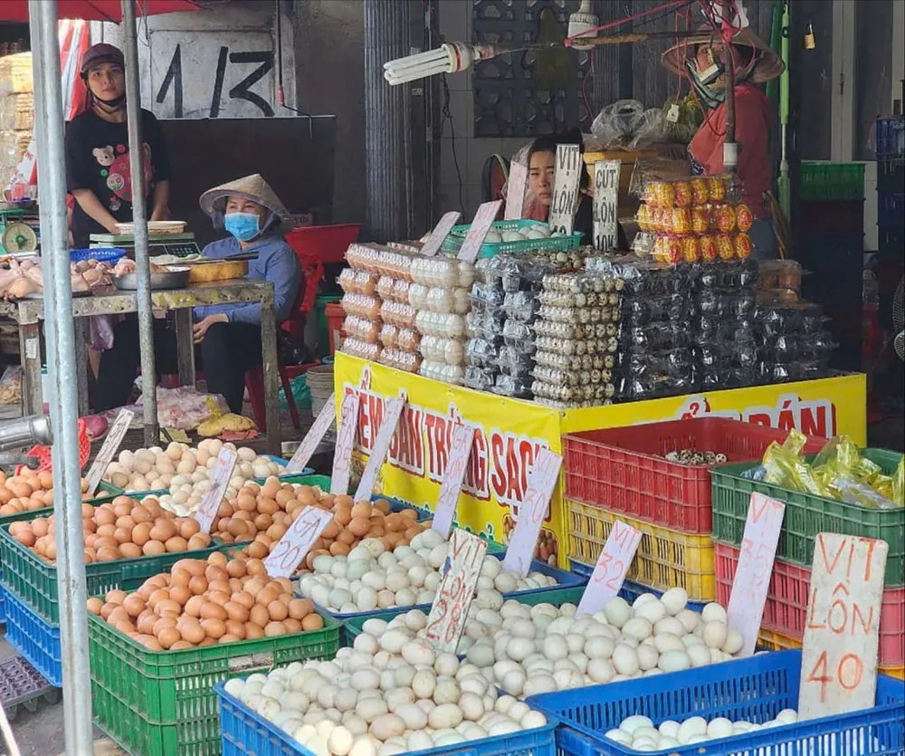 Một khu bán trứng gia cầm trên đường Phạm Văn Bạch (quận Tân Bình, TPHCM) thưa vắng người mua. Ảnh: ĐỨC TRUNG W5a.jpg