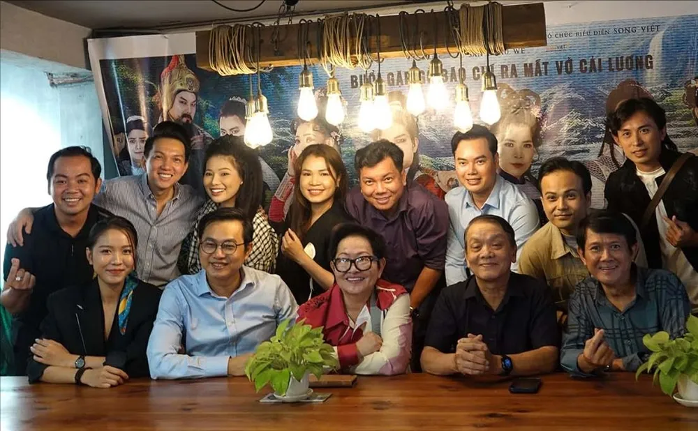 នាវិកនៃល្ខោនប្រវត្តិសាស្ត្រវៀតណាម The Carry of Grass on the Han River W6a.jpg