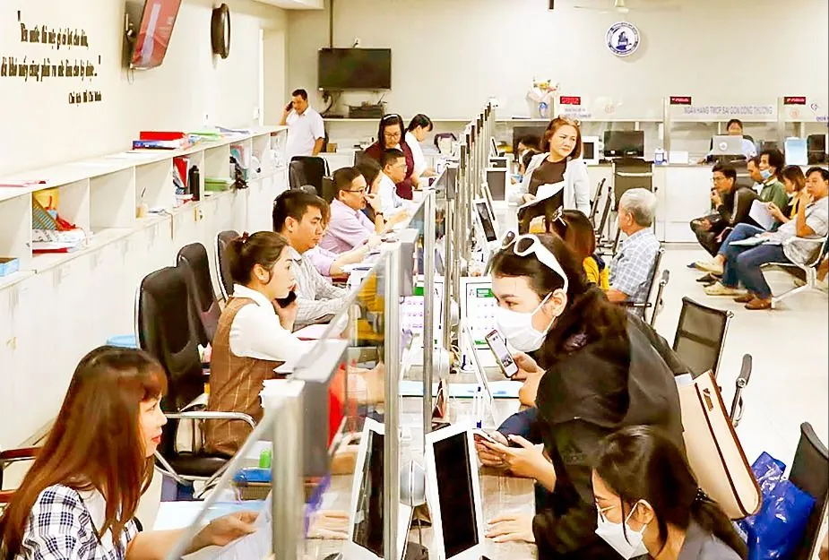 Công chức, viên chức UBND quận 12 (TPHCM) tiếp nhận, giải quyết hồ sơ thủ tục hành chính cho người dân. Ảnh: NGÔ BÌNH $1d.jpg