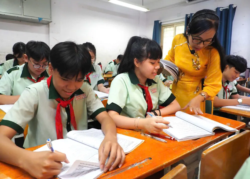 Học sinh lớp 9, Trường THCS Hà Huy Tập (quận Bình Thạnh) trong giờ ôn tập môn tiếng Anh vào cuối tháng 5-2025. Ảnh: THU TÂM $4b.jpg