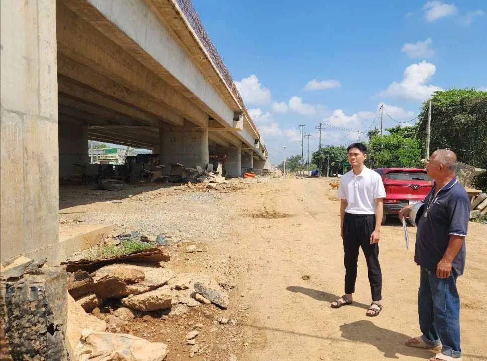 Ông Nguyễn Hữu Hưng (bên phải) bàn giao đất, nhà cửa để làm cầu vượt trên tuyến cao tốc Khánh Hòa - Buôn Ma Thuột, nhưng 2 năm nay chưa được tái định cư $5b.jpg